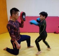 小孩打成人拳击视频