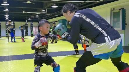 小孩打成人拳击视频