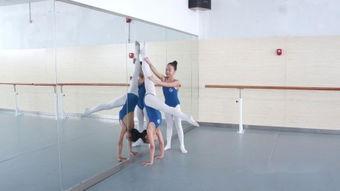 成人独舞俏皮男生视频,俏皮男生独舞风采展现