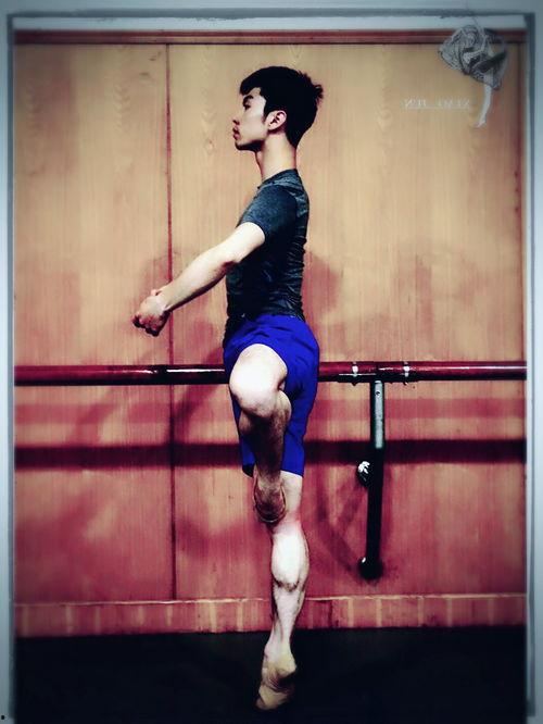 成人独舞俏皮男生视频,俏皮男生独舞风采展现