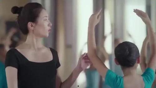 成人踩水坑搞笑原版视频,成人踩水坑搞笑瞬间大盘点