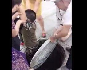 成人踩水坑搞笑原版视频,成人踩水坑搞笑瞬间大盘点